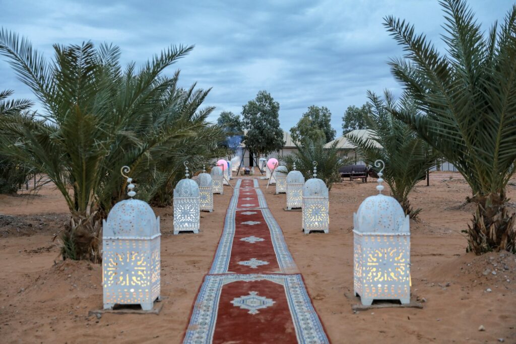 Allée éclairée de lanternes marocaines pour une soirée