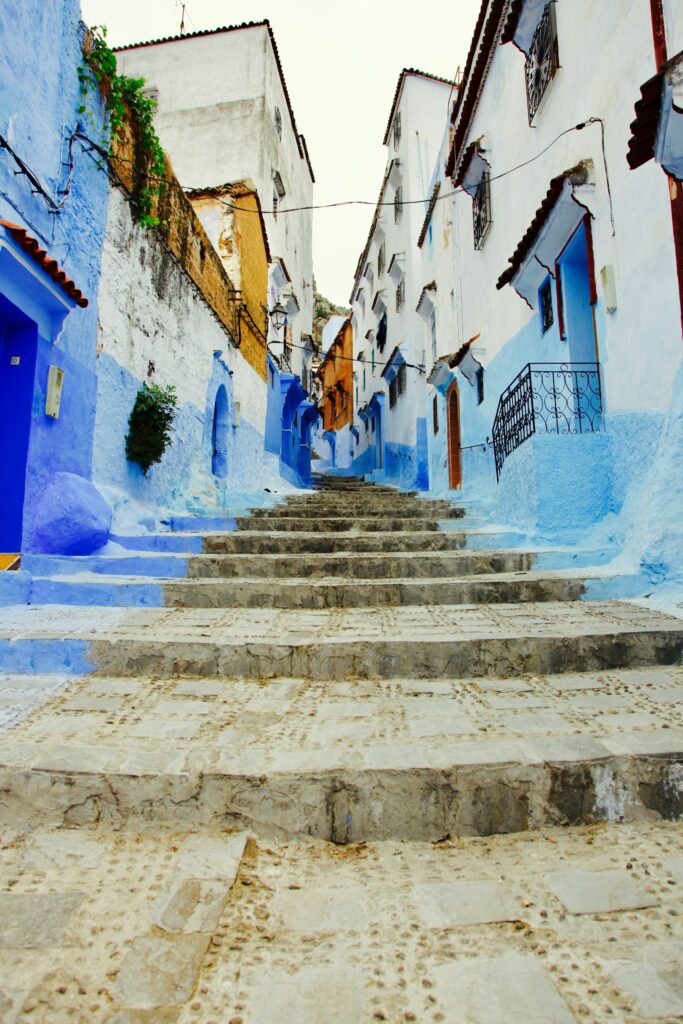 Escaliers et façades bleues dans la médina de Chefchaouen