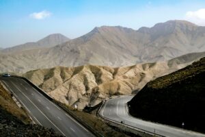 Route en lacets dans l'Atlas
