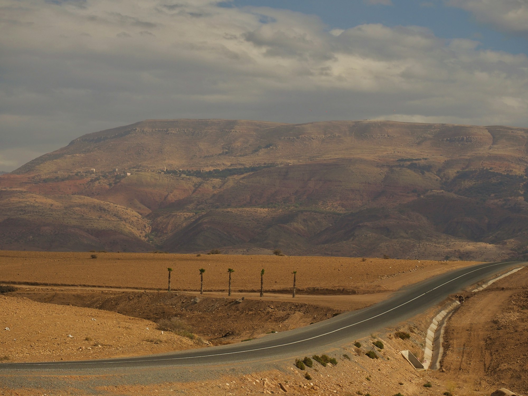 Route du désert de l'Agafay avec les sommets de l'Atlas au loin