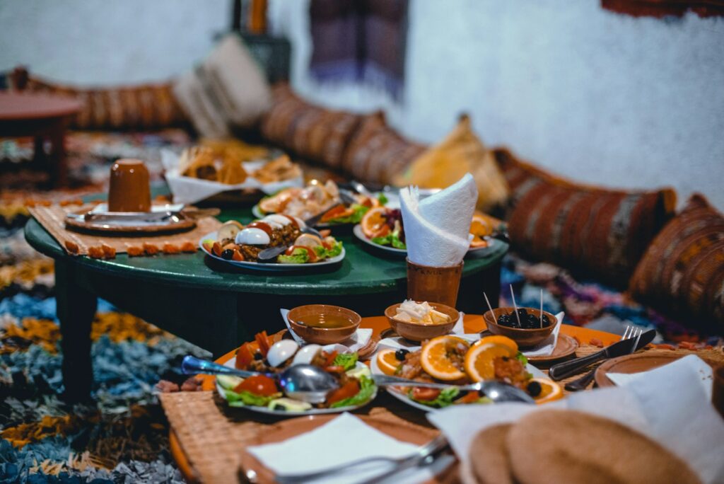 Table dressée avec des plats marocains traditionnels